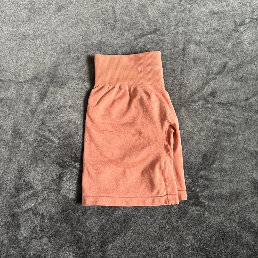 NVGTN Coral contour seamless short
